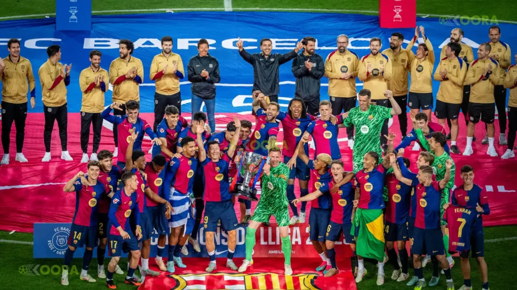 برشلونة يحتفل برفع كأس الدوري الإسباني.. فيرمين لوبيز: إننا الأبطال اليوم! 2 تتويج برشلونة يحتفل برفع كأس الدوري الإسباني.. فيرمين لوبيز: إننا الأبطال اليوم!